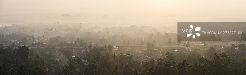 缅甸毛淡棉吉丹兰佛塔的迷雾日出景观图片素材