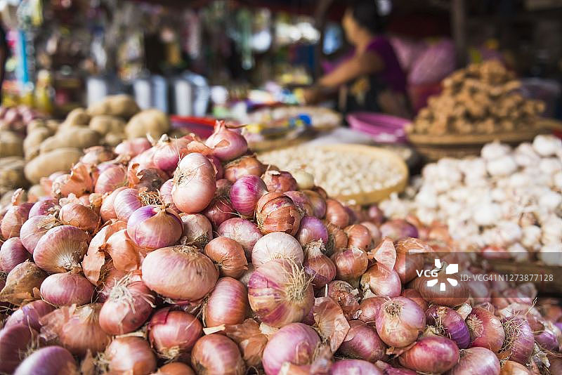 缅甸仰光市中心街头市场上的洋葱图片素材