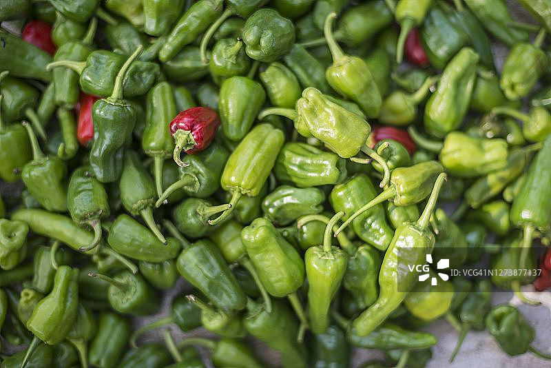 缅甸掸邦茵莱湖伊瓦玛乡村市场的青辣椒图片素材