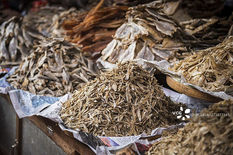 缅甸彬乌伦市场出售的鱼干图片素材