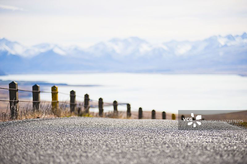 特卡波雪山湖泊景观山路的特写，新西兰南岛图片素材