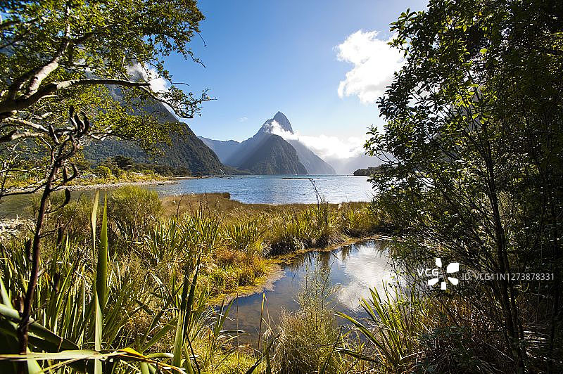 新西兰南岛米尔福德峡湾米特峰图片素材