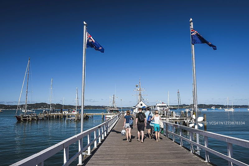 全家在位于新西兰北岛岛屿湾的拉塞尔度假图片素材
