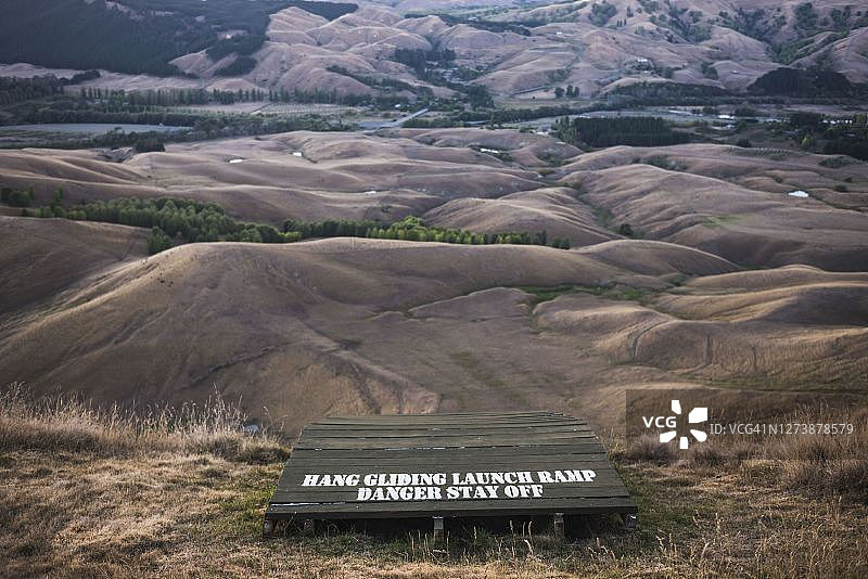 新西兰北岛霍克斯湾内皮尔附近，蒂玛塔峰的滑翔伞发射台图片素材