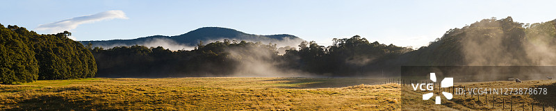 新西兰南岛亚伯塔斯曼国家公园迦南丘陵观景台的薄雾日出全景照片图片素材