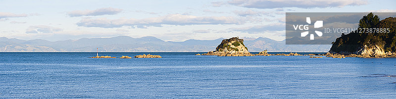 新西兰南岛塔斯曼地区凯特里特里海滩的岩石全景照片图片素材