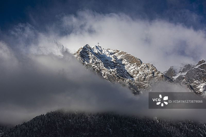 罗马尼亚锡纳亚布切吉山脉冬季风景图片素材