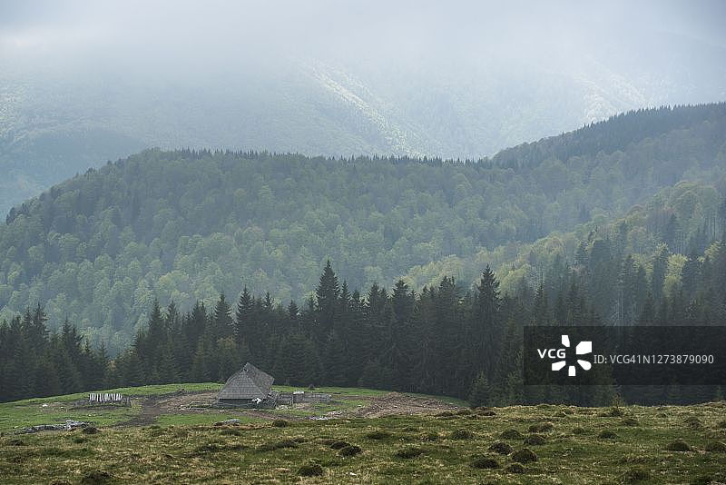 罗马尼亚奥尔特尼亚地区喀尔巴阡山脉兰卡Parang山脉的雾景图片素材