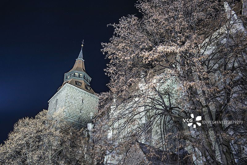 布拉索夫的黑色路德教堂夜景，罗马尼亚布拉索夫县图片素材