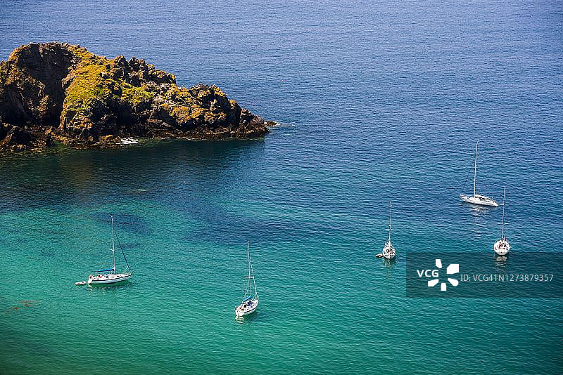 从拉库佩看到的帆船，萨克岛，海峡群岛，英国图片素材