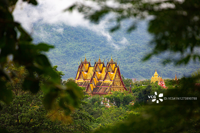 桑卡拉布里风景-热带雨林山谷中的寺庙和佛塔图片素材