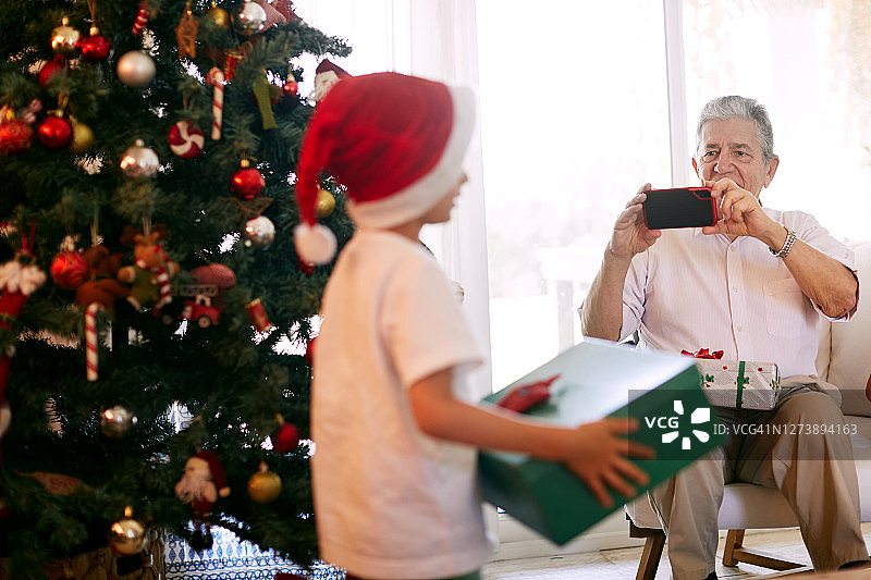 一家人在圣诞节早上拆礼物图片素材