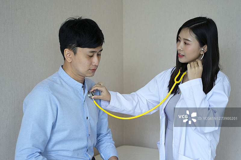 医生在医院检查病人是否感染图片素材