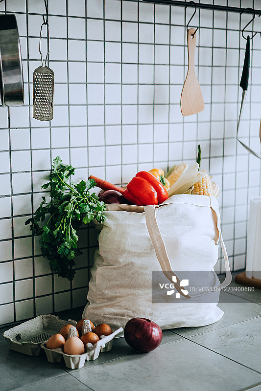 装满彩色新鲜有机蔬菜的可重复使用购物袋，零浪费购物和可持续生活方式理念图片素材