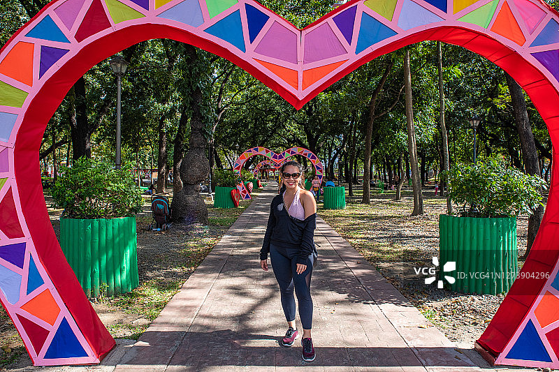 菲律宾马尼拉黎刹公园漫步的女子图片素材
