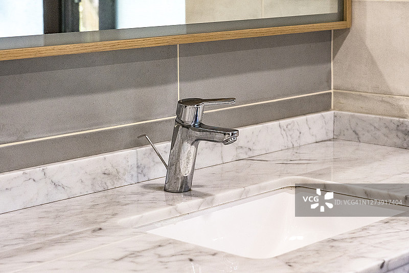 带不锈钢水龙头的浴室水槽图片素材