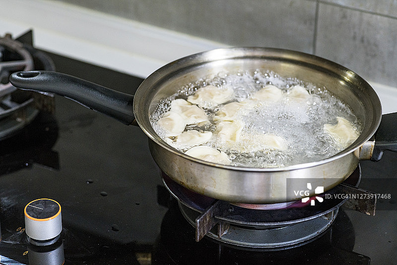 锅中炖饺子图片素材