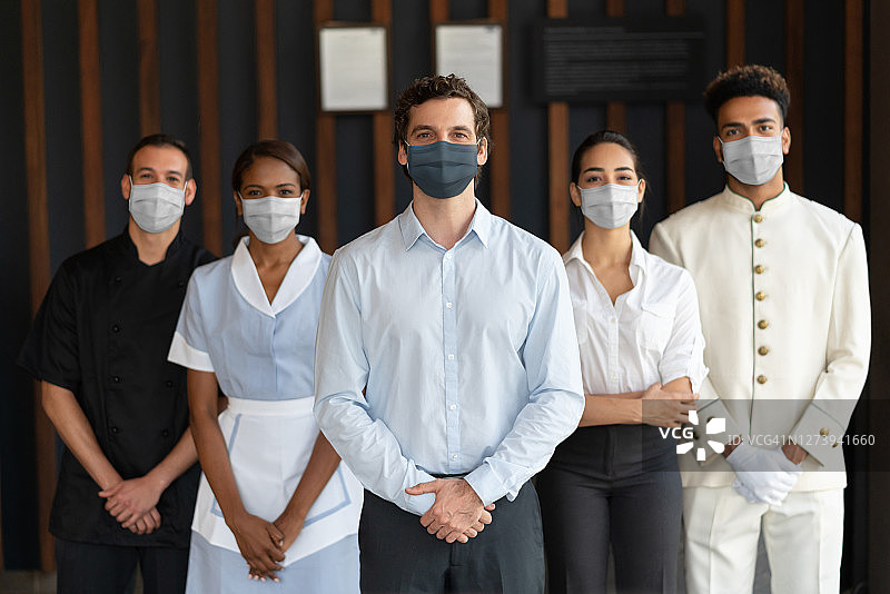 酒店员工戴着口罩图片素材