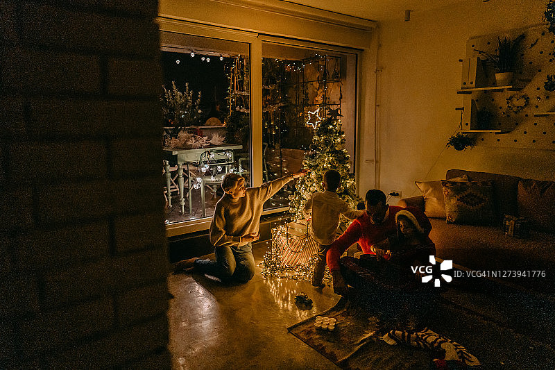 家中温馨平安夜图片素材