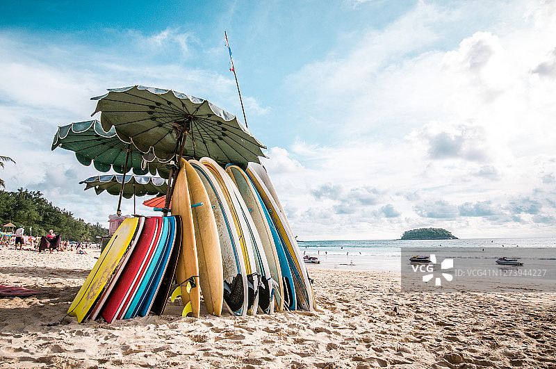 堆放在普吉岛玛雅湾海滩上的冲浪板，泰国图片素材