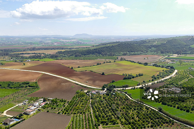 阿尔科斯德拉弗龙特拉，历史艺术古迹城市，石灰岩山脊，瓜达莱特河旁的粉刷房屋和石头城堡图片素材