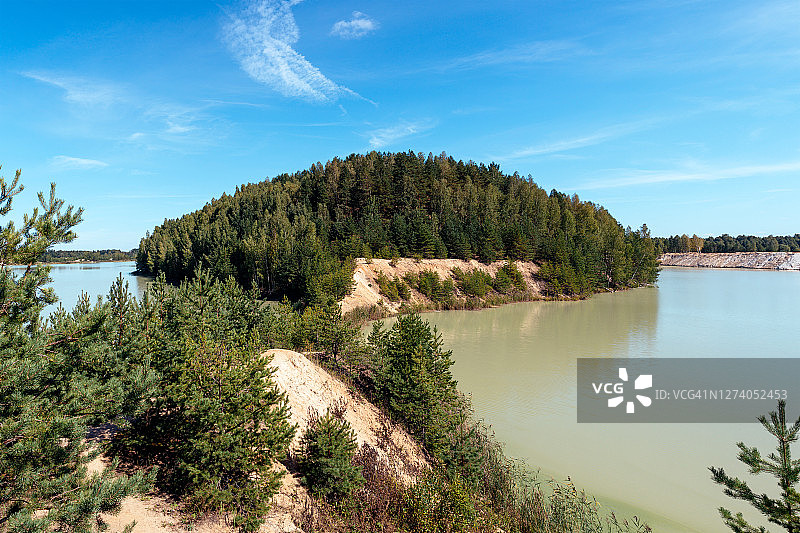 沙坑湖中的树木繁茂的岛屿图片素材