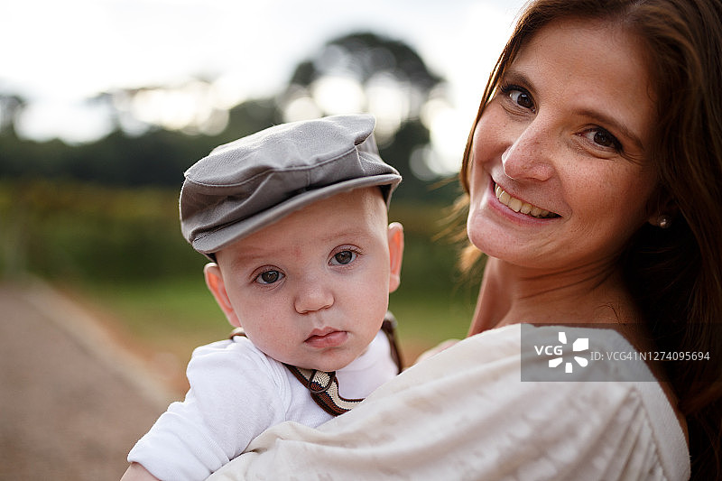 漂亮的阿姨和她的侄子对着镜头微笑图片素材