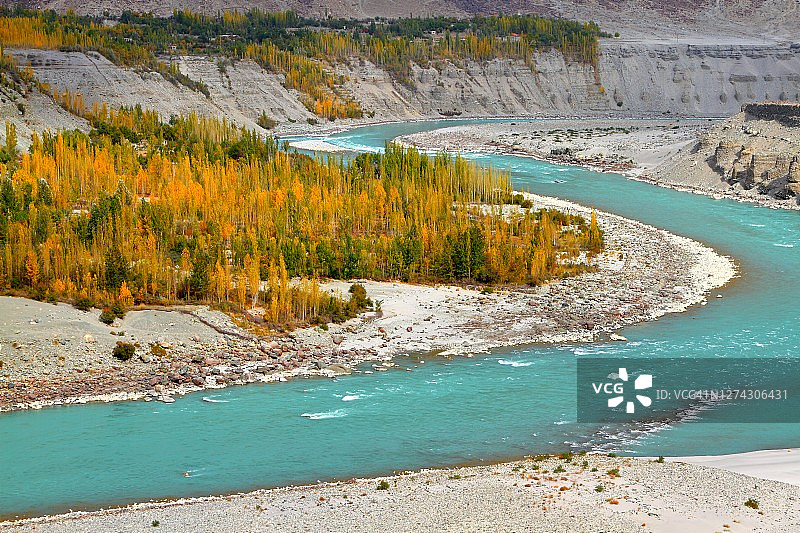 印度河（亚洲最长河流之一）边的秋日树木图片素材