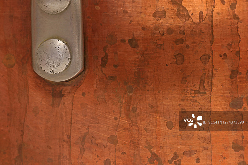 变色铜制炊具锅身及部分把手全画幅照片图片素材