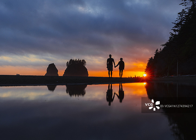 情侣在美国华盛顿州拉普什的什诗海滩图片素材