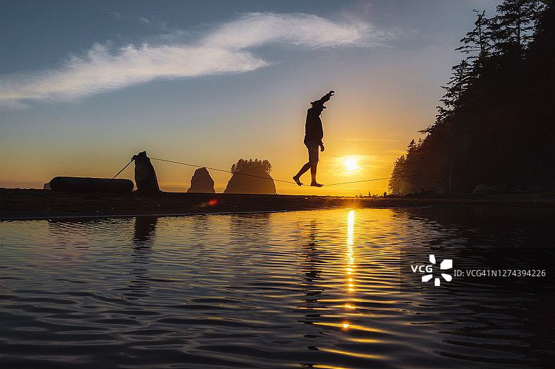 走在沿海水面上的走软绳者，拉普什，华盛顿，美国图片素材