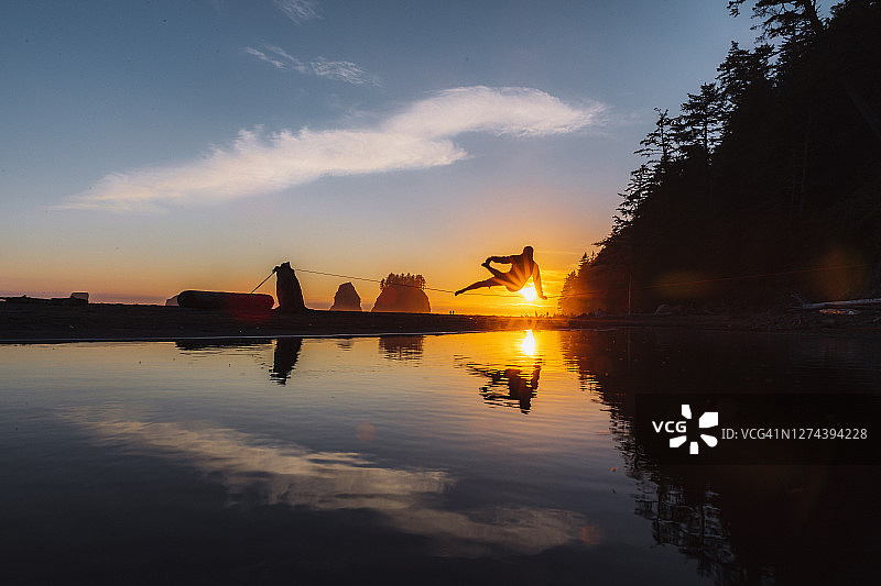 走软绳者，倾斜在沿海水域，美国华盛顿州拉普什图片素材