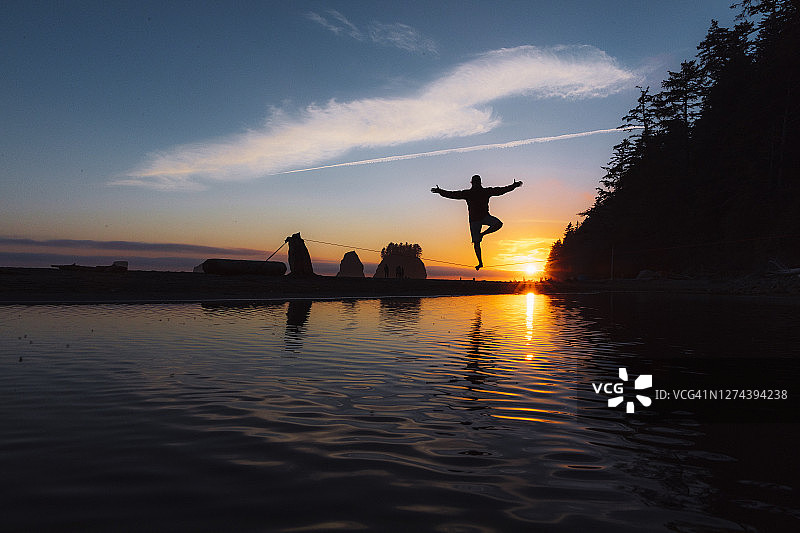 走扁带者在华盛顿州拉普什的海岸水域上保持平衡图片素材