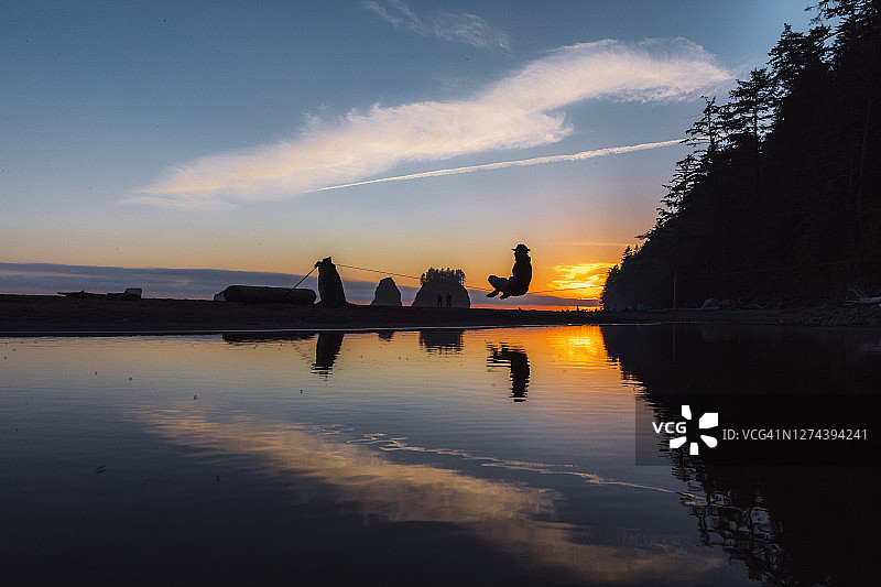 走扁带者在华盛顿州拉普什的海岸水域上保持平衡图片素材