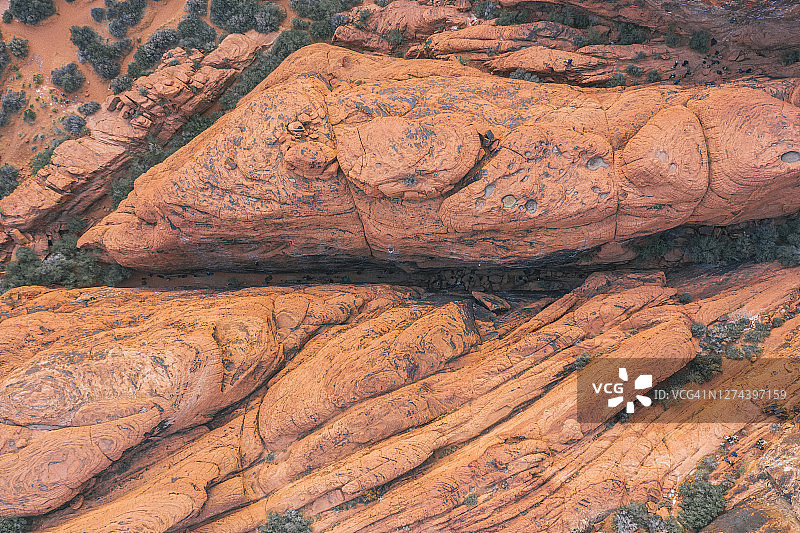 无人机拍摄的美丽红色岩石峡谷图片素材