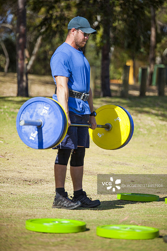 男人在澳大利亚西澳大利亚州珀斯户外举重图片素材