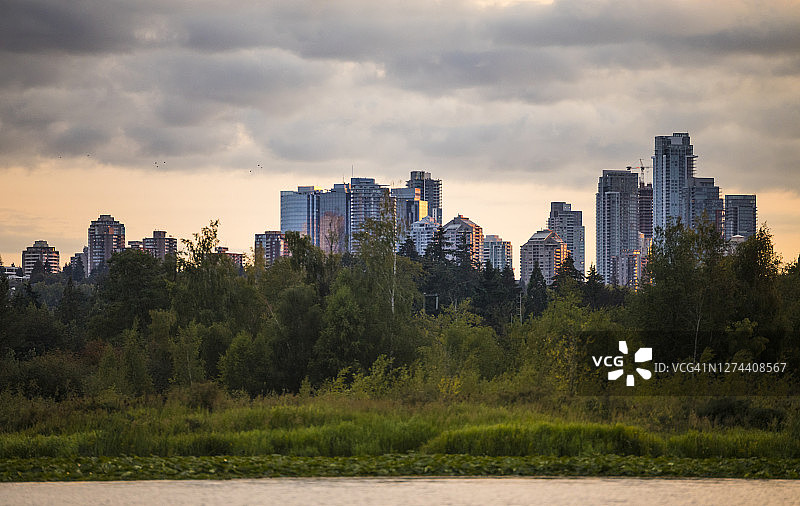 在加拿大不列颠哥伦比亚省伯纳比湖上划独木舟图片素材