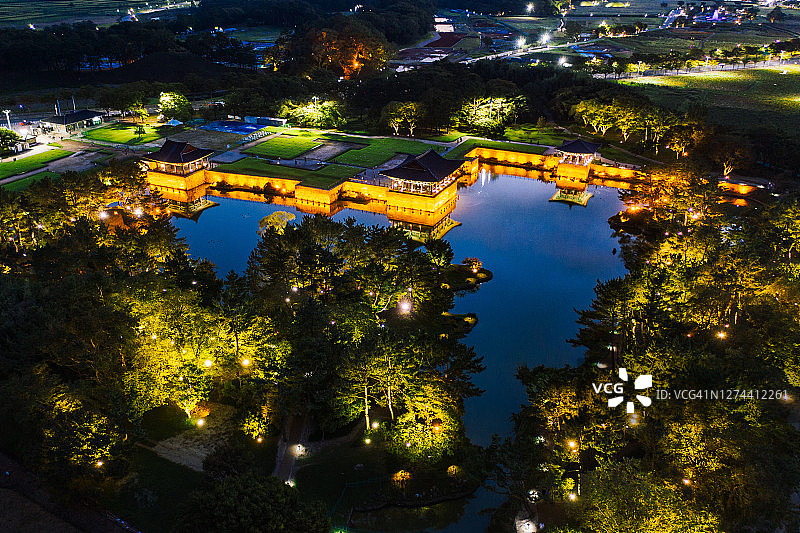 东宫和月池（雁鸭池）日落鸟瞰图图片素材