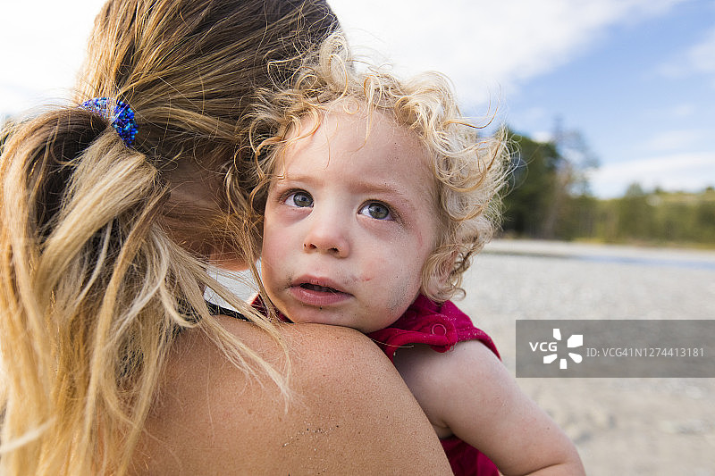 一位充满活力的母亲抱着幼儿的肖像图片素材