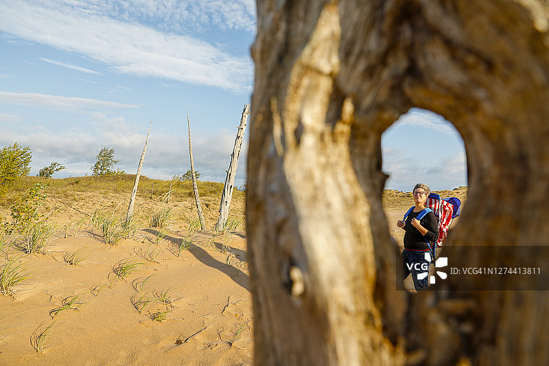 徒步旅行者游览美国密歇根州睡熊沙丘国家湖岸图片素材