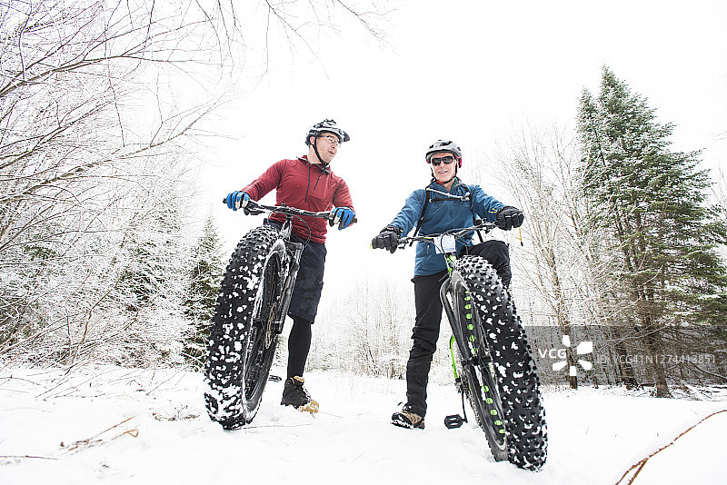 冬季雪地自行车运动图片素材