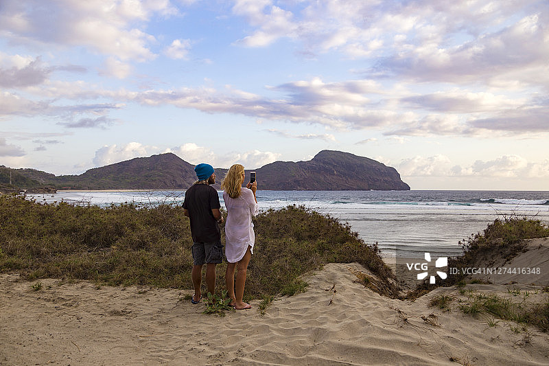 情侣在印度尼西亚龙目岛拍摄海洋海岸线图片素材
