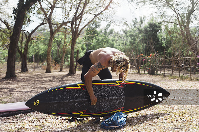 冲浪者在印度尼西亚松巴哇准备冲浪板图片素材