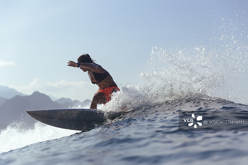 在印度尼西亚苏门答腊岛班达亚齐冲浪的女人图片素材