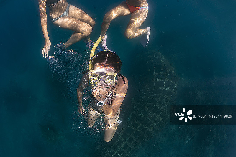 三名女子在印度尼西亚巴厘岛水下游泳图片素材
