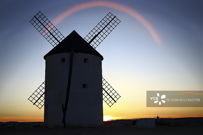 西班牙托莱多省孔苏埃格拉的日落风车图片素材