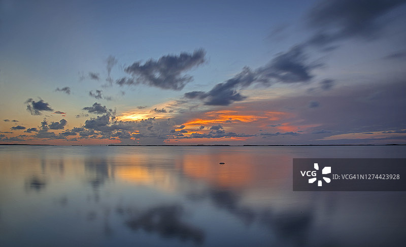 美国佛罗里达州礁岛群日落时分的佛罗里达湾图片素材