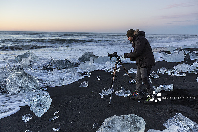 冰岛杰古沙龙冰河湖附近的钻石冰沙滩上的冰图片素材