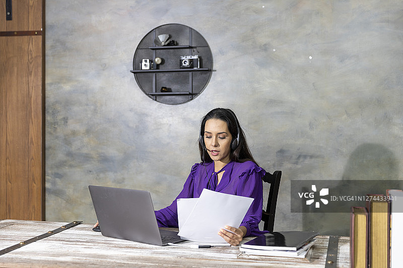 新常态下女性居家办公图片素材