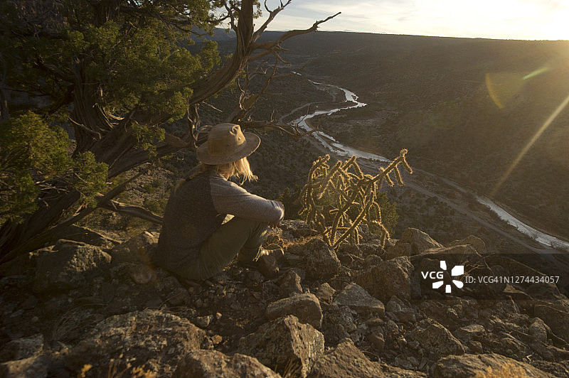 女人看风景，新墨西哥州格兰德河，美国图片素材